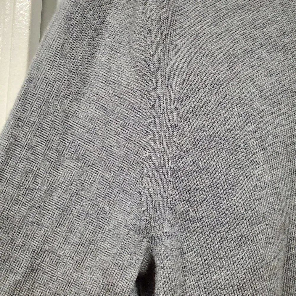 J Crew Men’s 100% Merino Wool V-Neck Gray Sweater Long-Sleeved Knit Size Medium